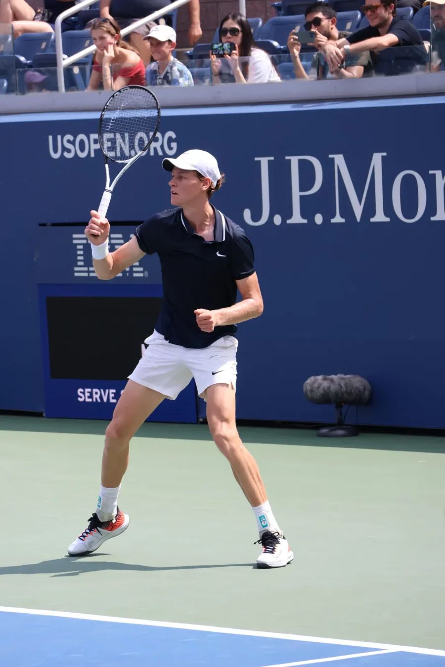 Jannik Sinner con la racchetta durante un allenamento agli US Open 2024