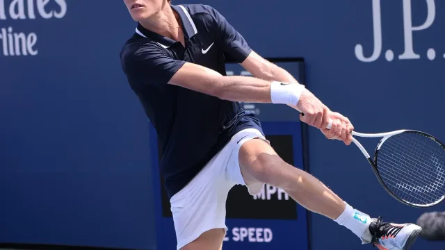 Jannik Sinner in azione su un campo dello US Open
