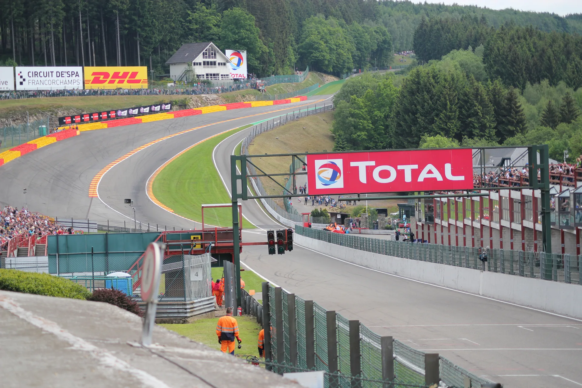 La salita di Eau Rouge e Raidillon sul circuito di Spa-Francorchamps