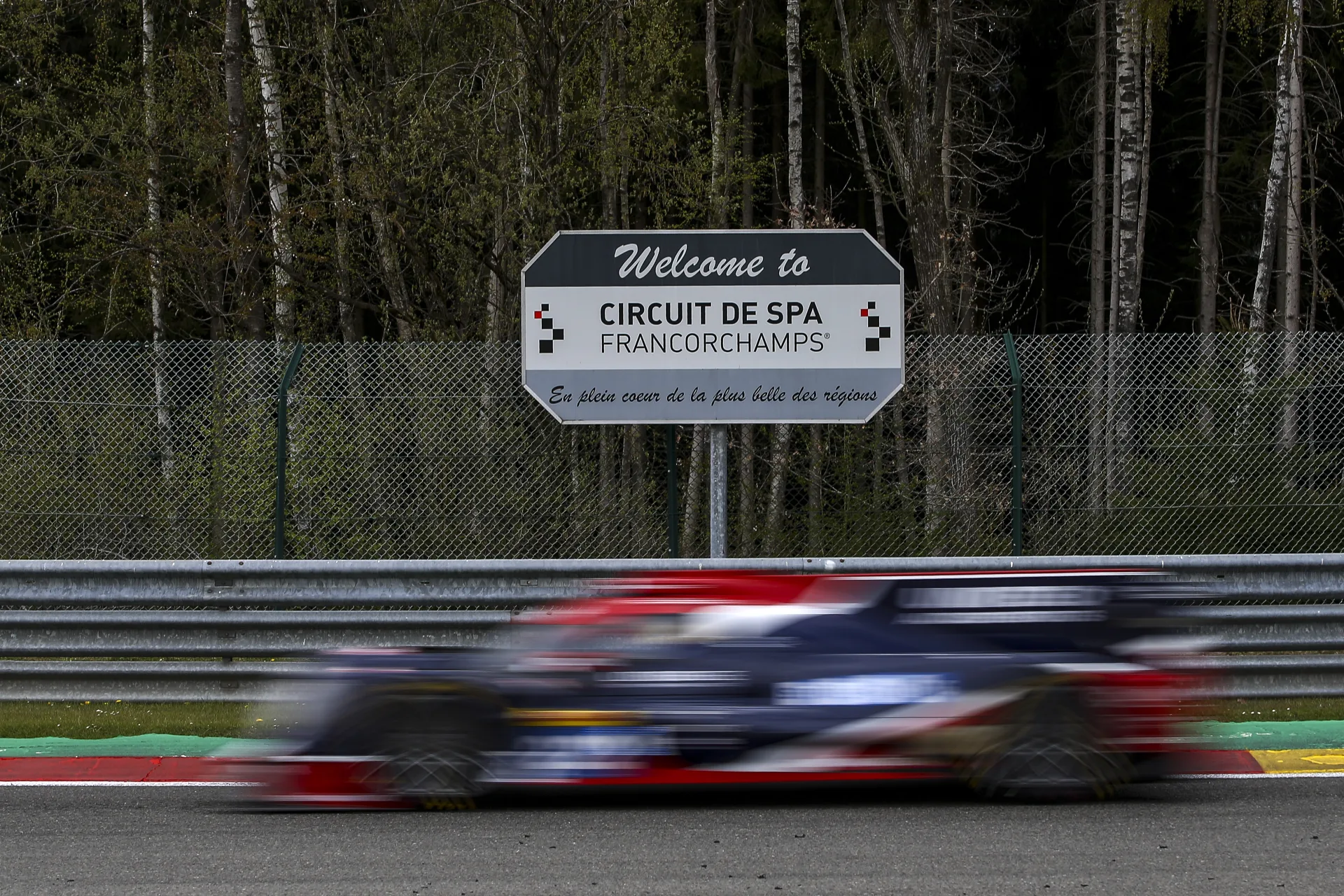 Monoposto in pista davanti al cartello del Circuit de Spa-Francorchamps