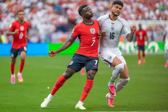 Bukayo Saka con l'Inghilterra durante una partita internazionale