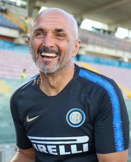 Luciano Spalletti sorridente a bordo campo