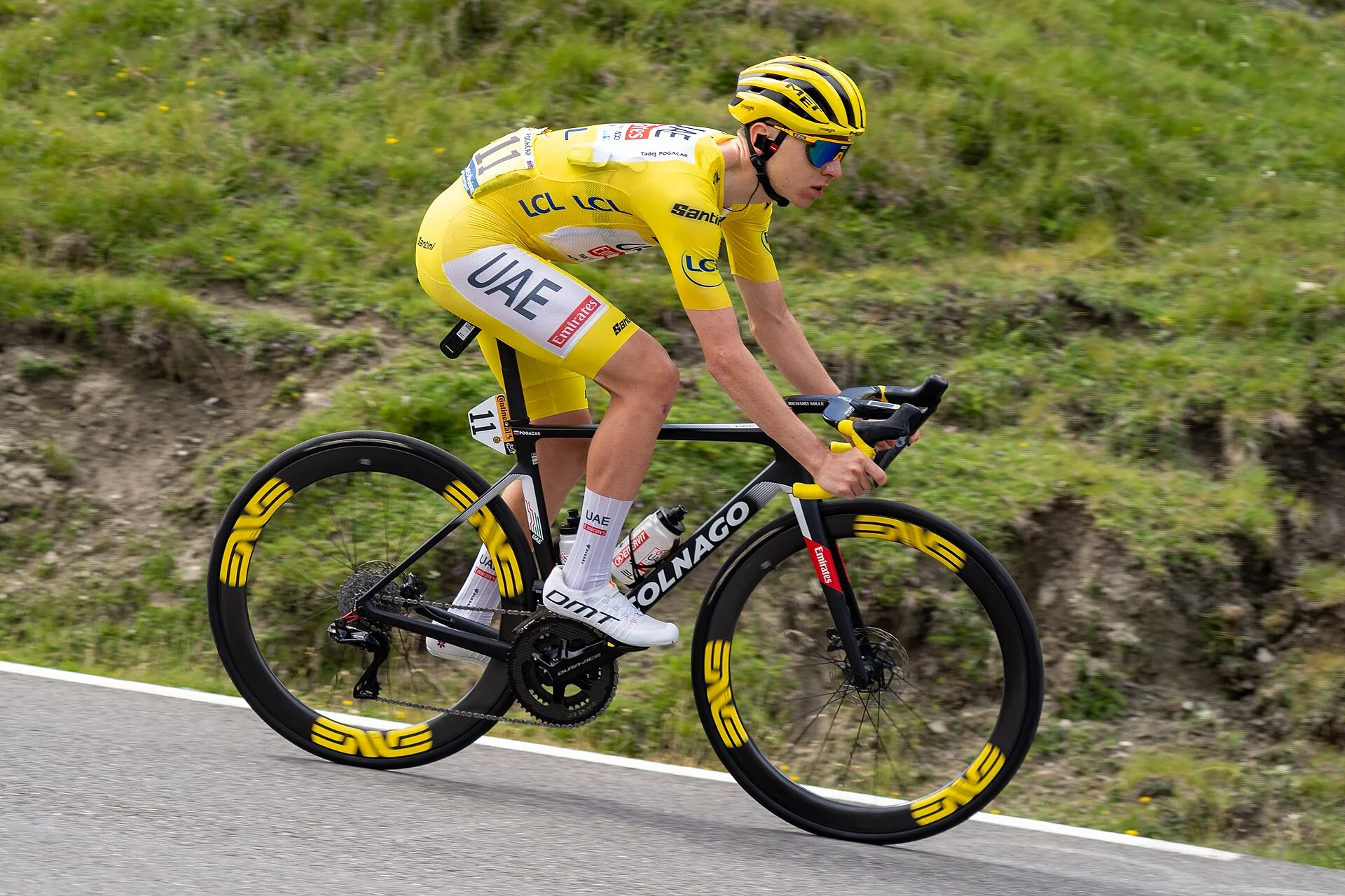 Tadej Pogacar in discesa con la maglia gialla al Tour de France