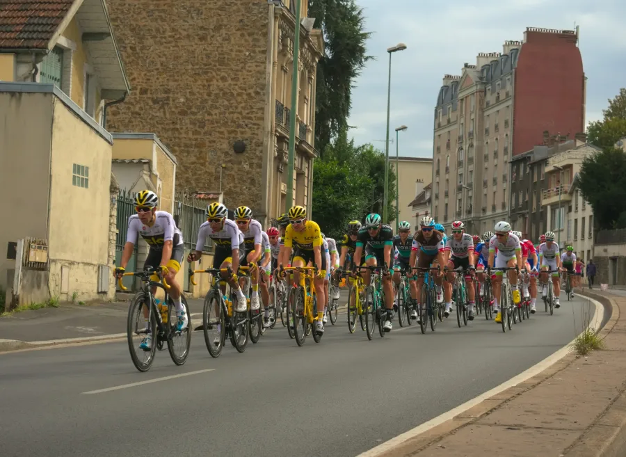 Il gruppo del Tour de France in una tappa conclusiva verso Parigi e gli Champs-Elysees