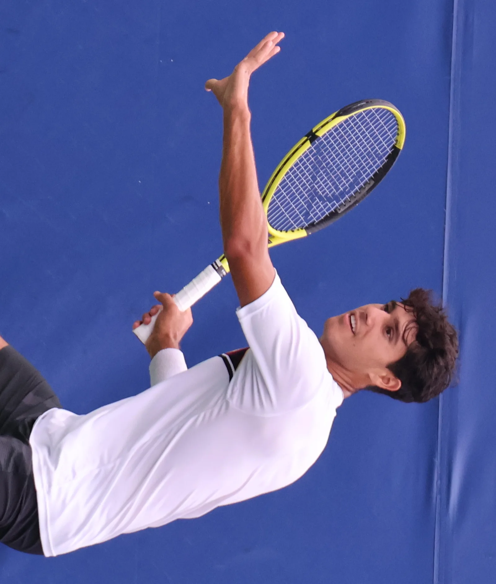 Daniel Vallejo colpisce di diritto su campo da tennis