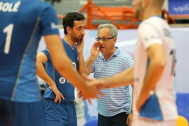 Julio Velasco parla ai giocatori durante un timeout di volley