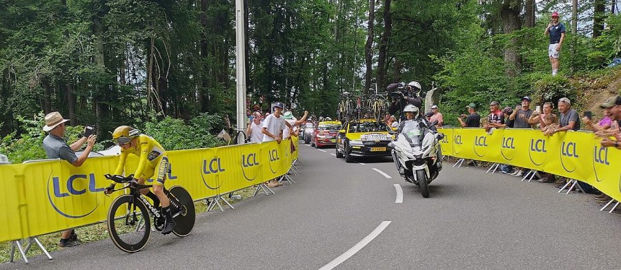 Jonas Vingegaard in azione nella cronometro del Tour de France