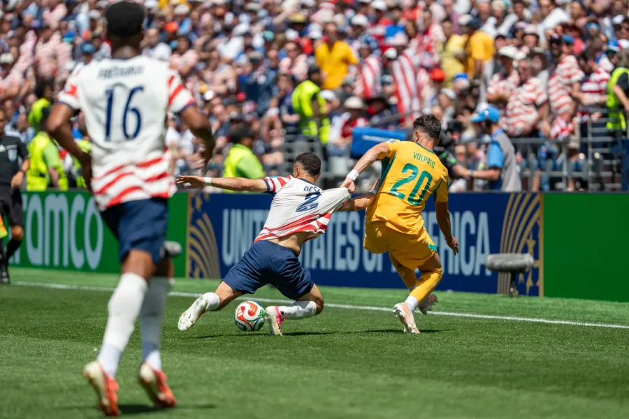 Cristian Volpato contrastato da Sergino Dest durante una partita del Mondiale