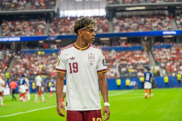 Lamine Yamal con la maglia della Spagna durante una partita internazionale