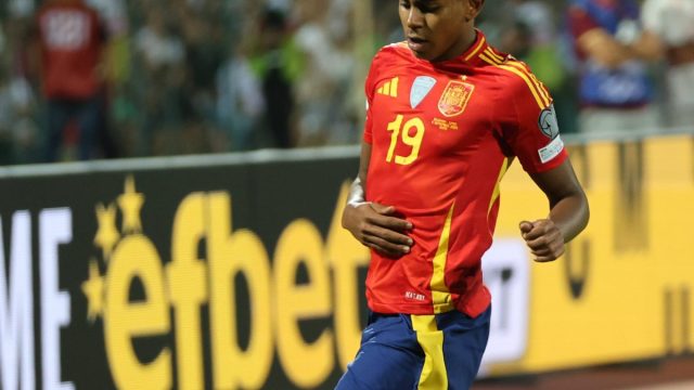 Lamine Yamal in azione con la maglia della Spagna