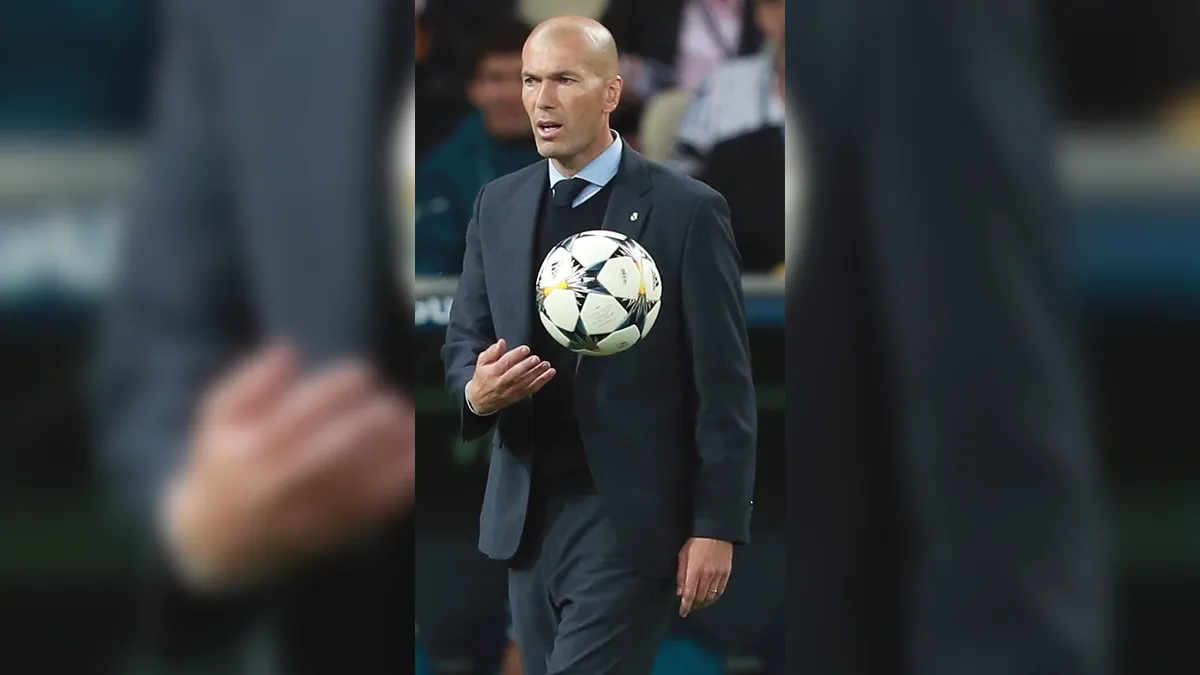 Zinedine Zidane a bordo campo