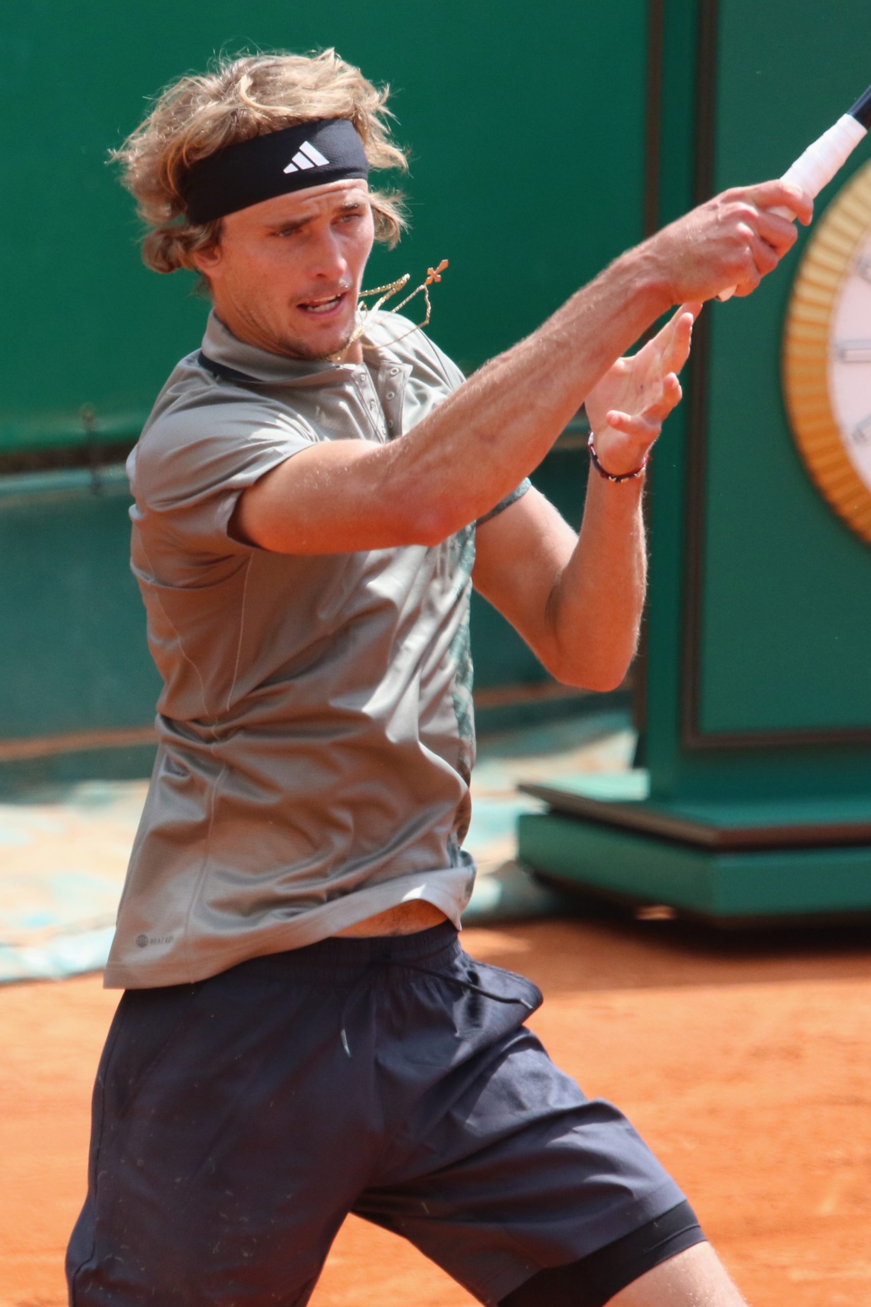 Alexander Zverev colpisce il rovescio durante un match sulla terra