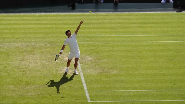 Carlos Alcaraz al servizio a Wimbledon 2025