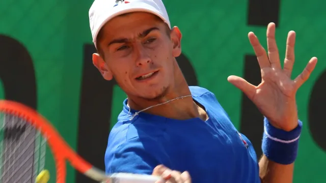 Matteo Arnaldi colpisce di diritto durante una partita