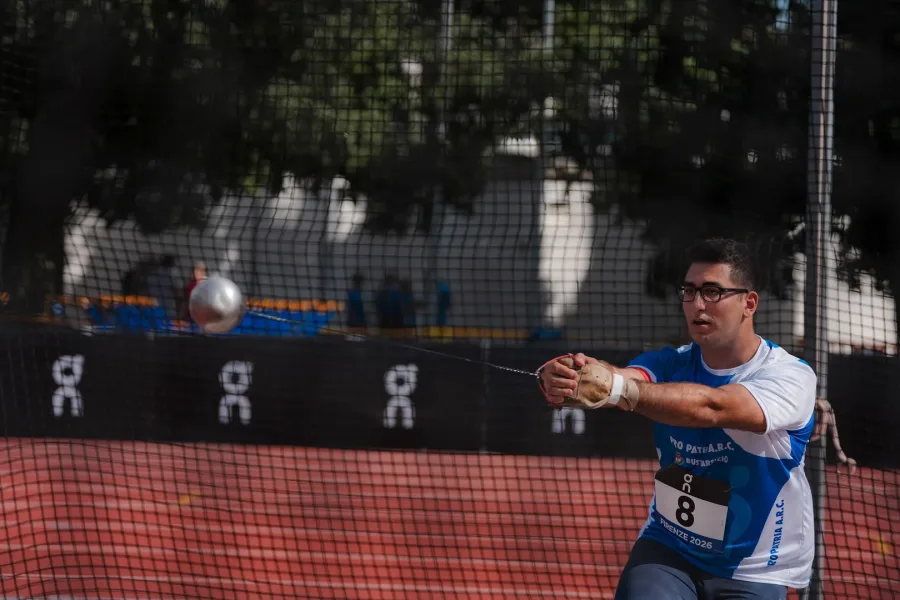 Un atleta italiano in azione nel martello sulla pista di atletica