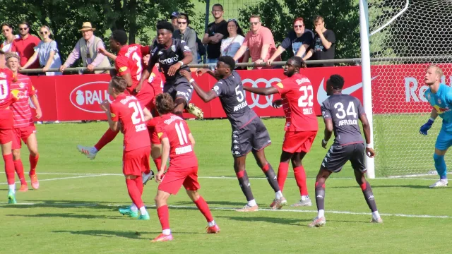Benoit Badiashile in azione in area con la maglia del Monaco