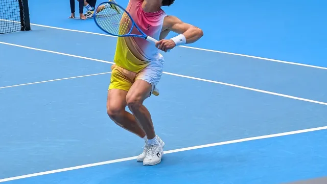 Ben Shelton al servizio su cemento durante un match ATP