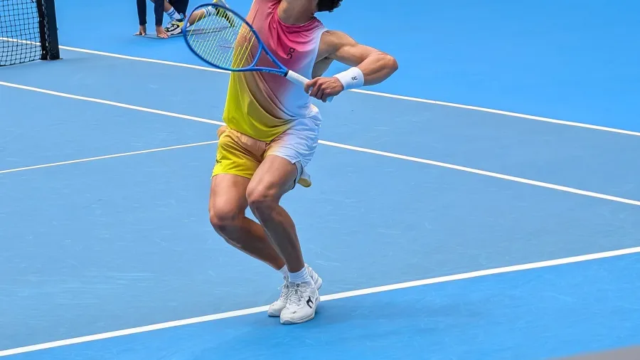 Ben Shelton al servizio su cemento durante un match ATP