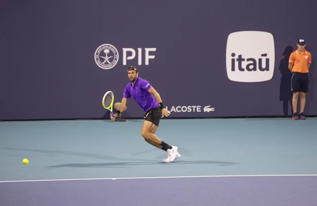 Matteo Berrettini in azione sul cemento durante il Miami Open 2025