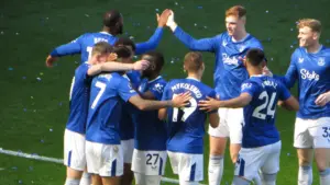 Beto esulta con i compagni dell Everton prima del trasferimento alla Fiorentina