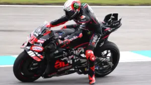 Marco Bezzecchi su Aprilia Racing in pista MotoGP