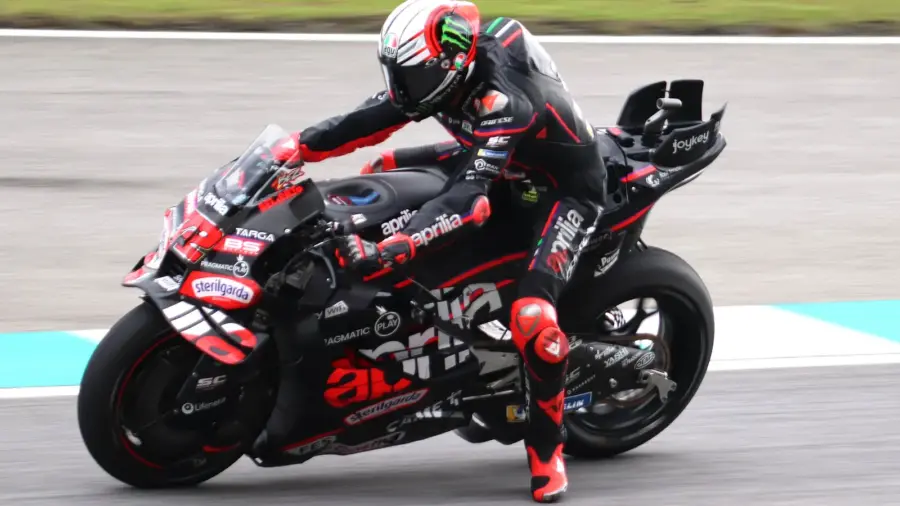 Marco Bezzecchi su Aprilia Racing in pista MotoGP