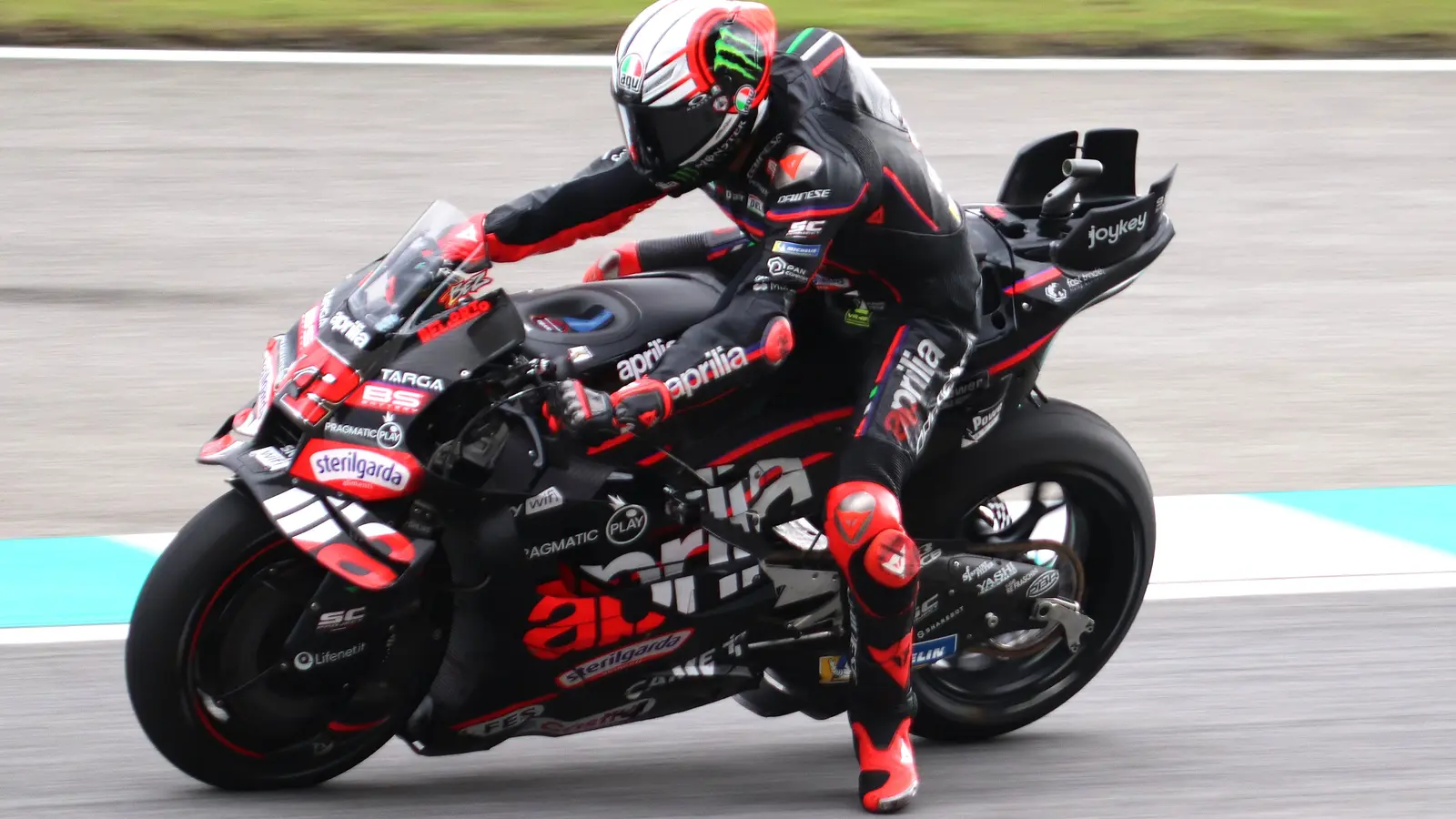 Marco Bezzecchi su Aprilia Racing in pista MotoGP