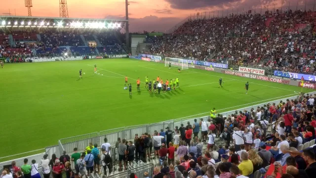 Il Cagliari in riscaldamento all Unipol Domus davanti ai tifosi