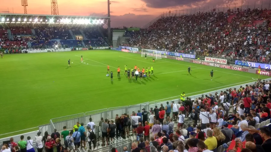 Il Cagliari in riscaldamento all Unipol Domus davanti ai tifosi