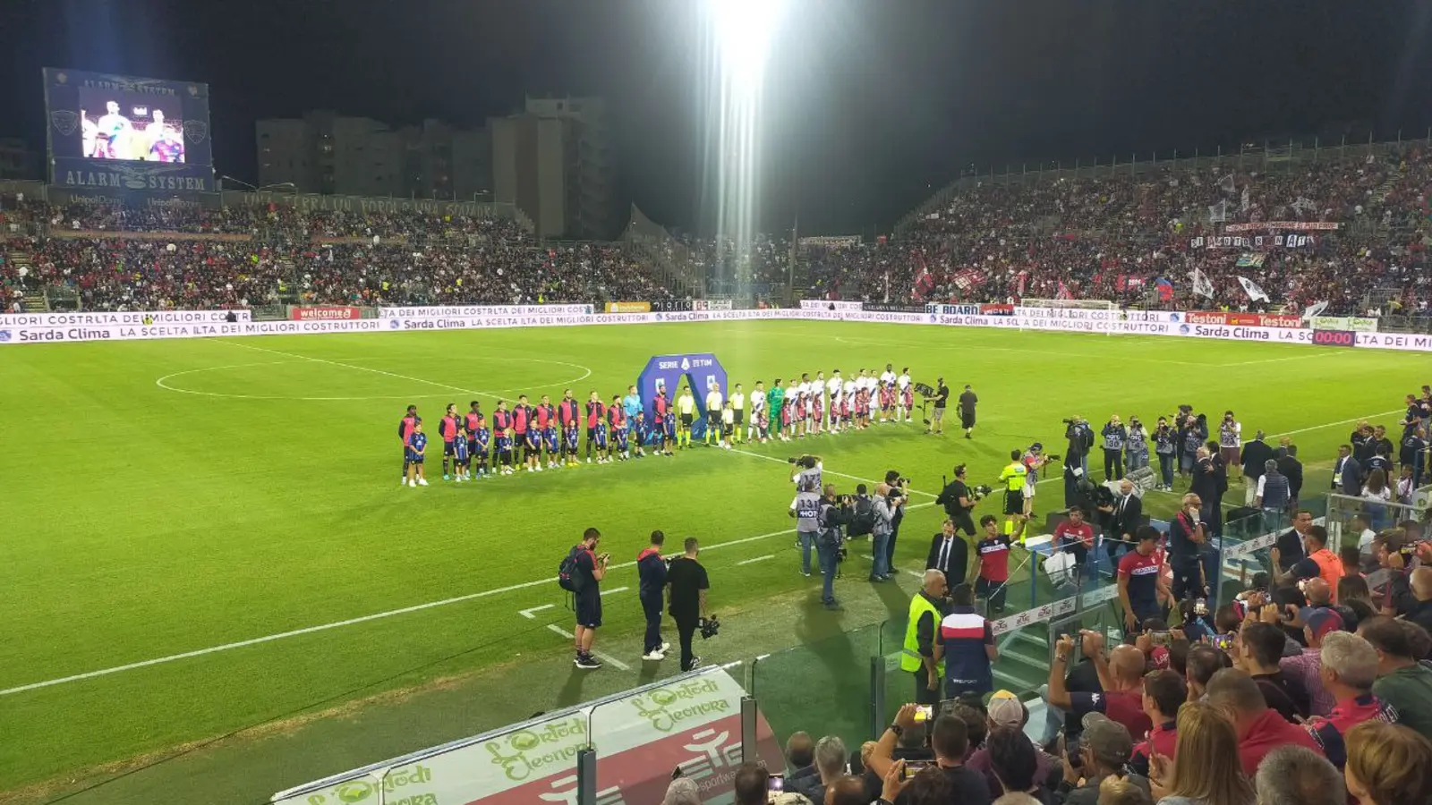 Le squadre schierate all Unipol Domus prima di Cagliari Inter