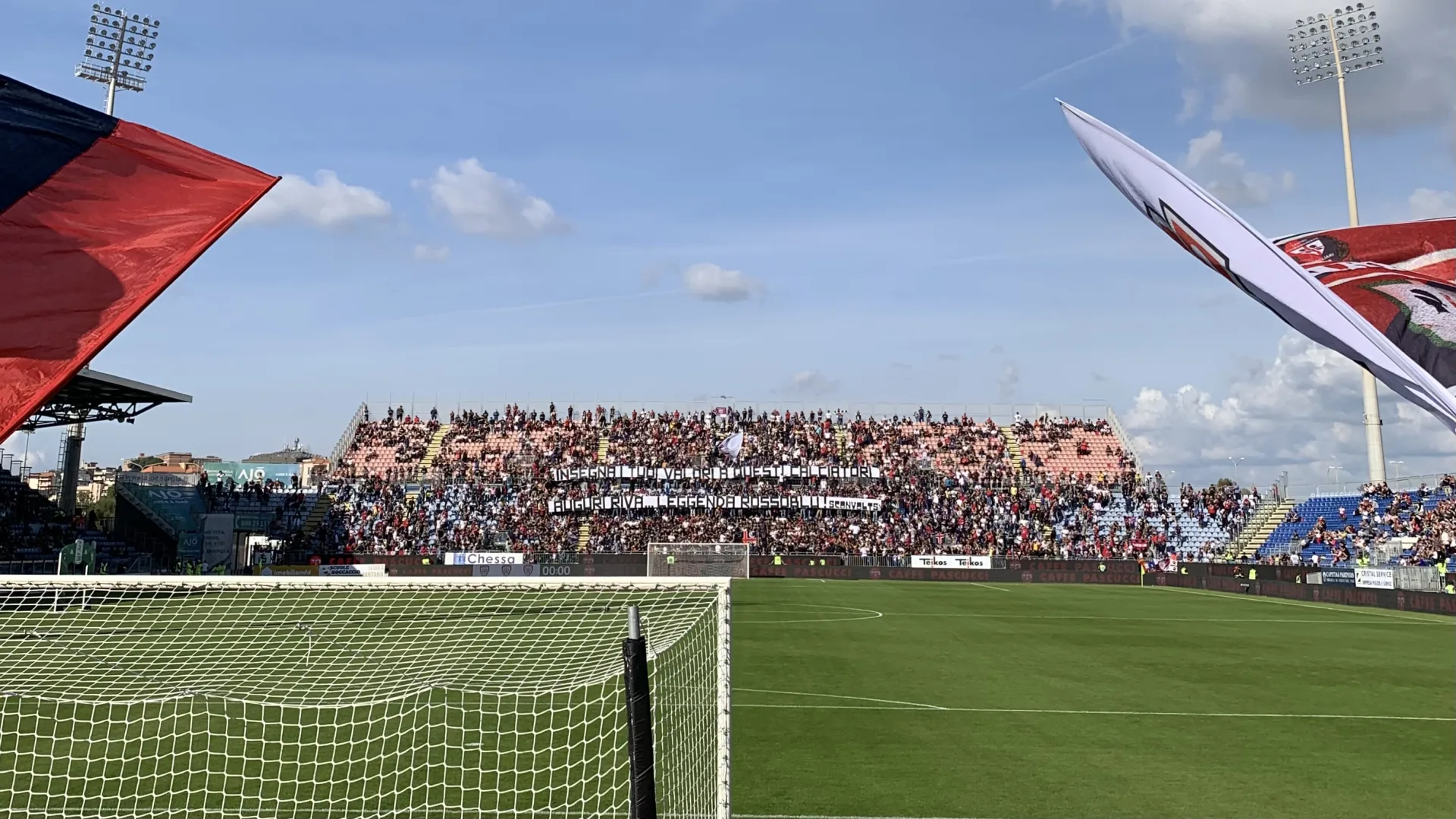 Tifosi del Cagliari sugli spalti della Unipol Domus