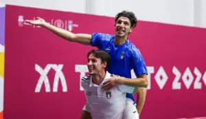 Fabio Caponio festeggia con Giovanni Toti ai Giochi del Mediterraneo di Taranto 2026