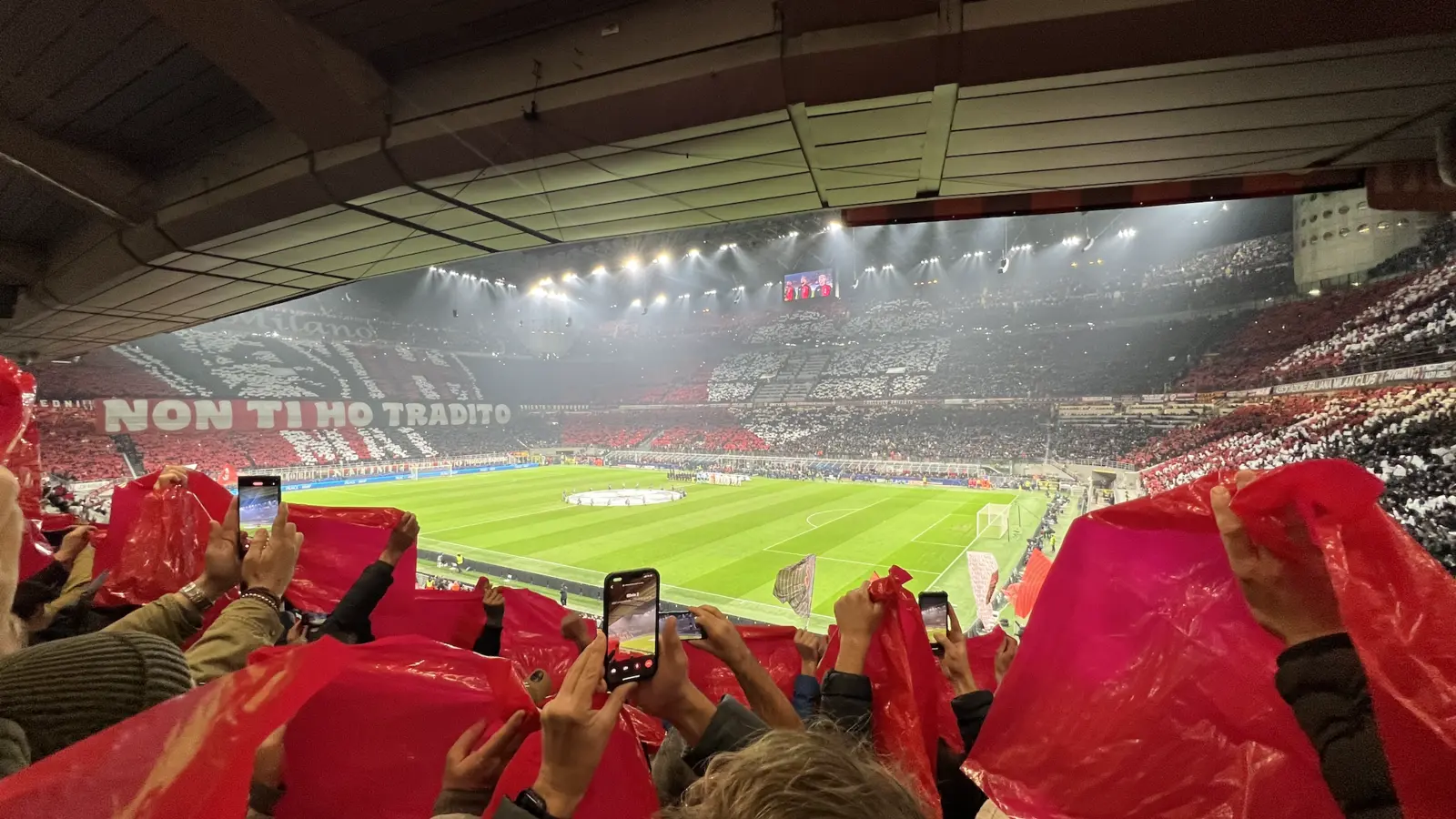 San Siro con coreografia prima di una partita di Champions League