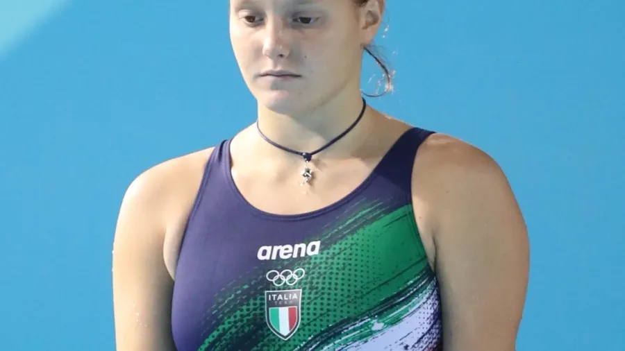 Chiara Pellacani con il costume dell'Italia durante una gara di tuffi