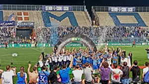 I giocatori del Como festeggiano con i tifosi dopo la promozione in Serie A