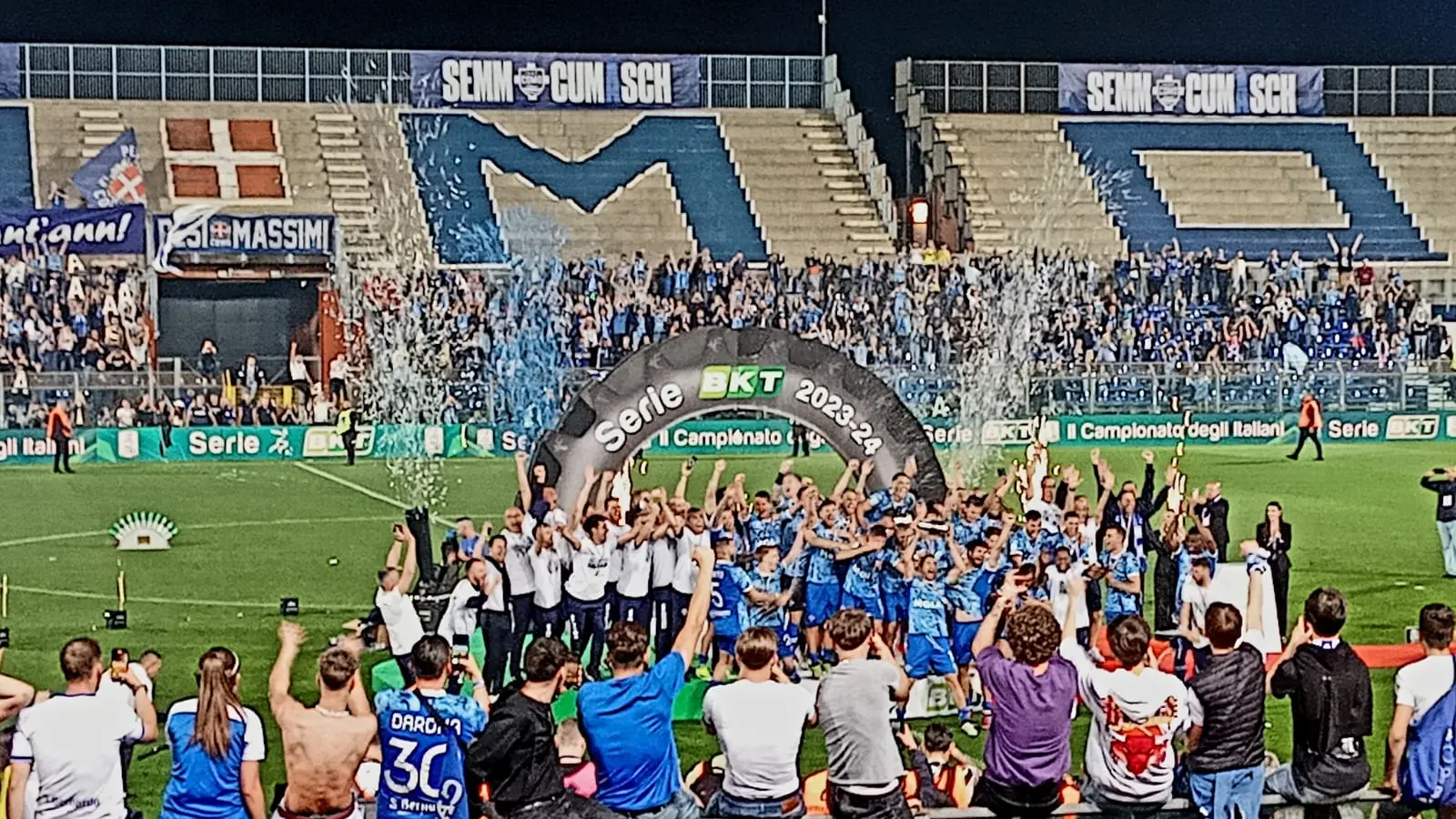 I giocatori del Como festeggiano con i tifosi dopo la promozione in Serie A