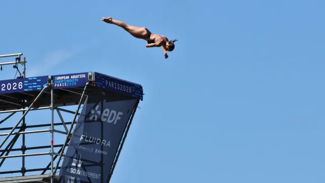 Elisa Cosetti in volo nella gara europea di tuffi dalle grandi altezze a Parigi 2026