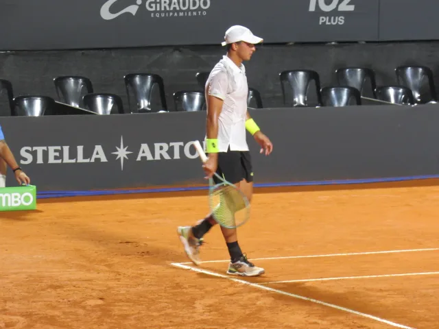 Luciano Darderi in campo durante il Cordoba Open 2024