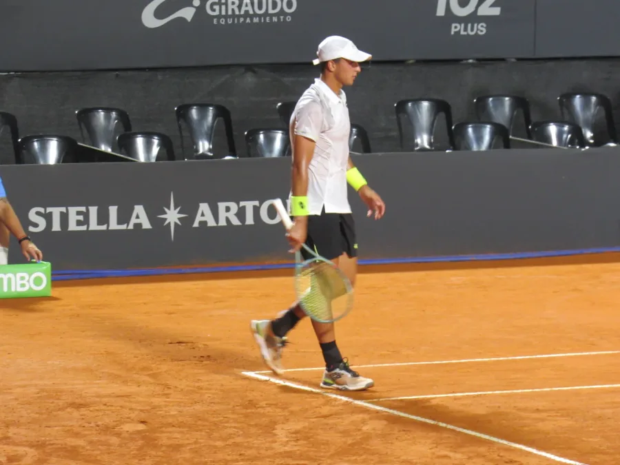 Luciano Darderi in campo durante il Cordoba Open 2024