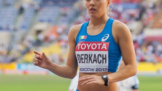 Dariya Derkach in pedana con la maglia dell’Italia nel salto triplo