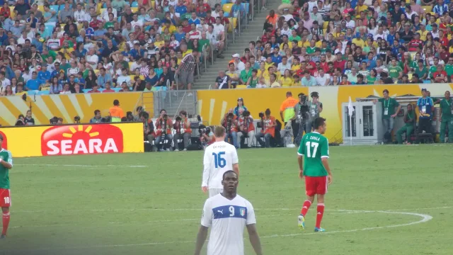 Daniele De Rossi in campo con la nazionale italiana, oggi allenatore del Genoa
