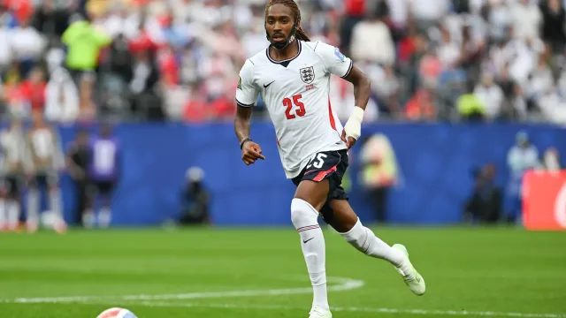 Djed Spence in azione con la maglia dell Inghilterra durante una partita
