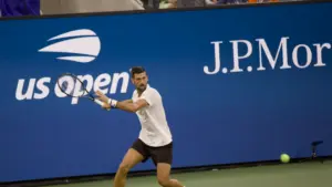 Novak Djokovic in campo all'Arthur Ashe Stadium durante lo US Open 2026