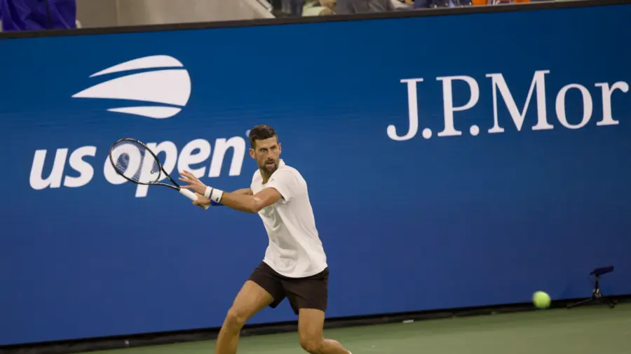 Novak Djokovic in campo all'Arthur Ashe Stadium durante lo US Open 2026