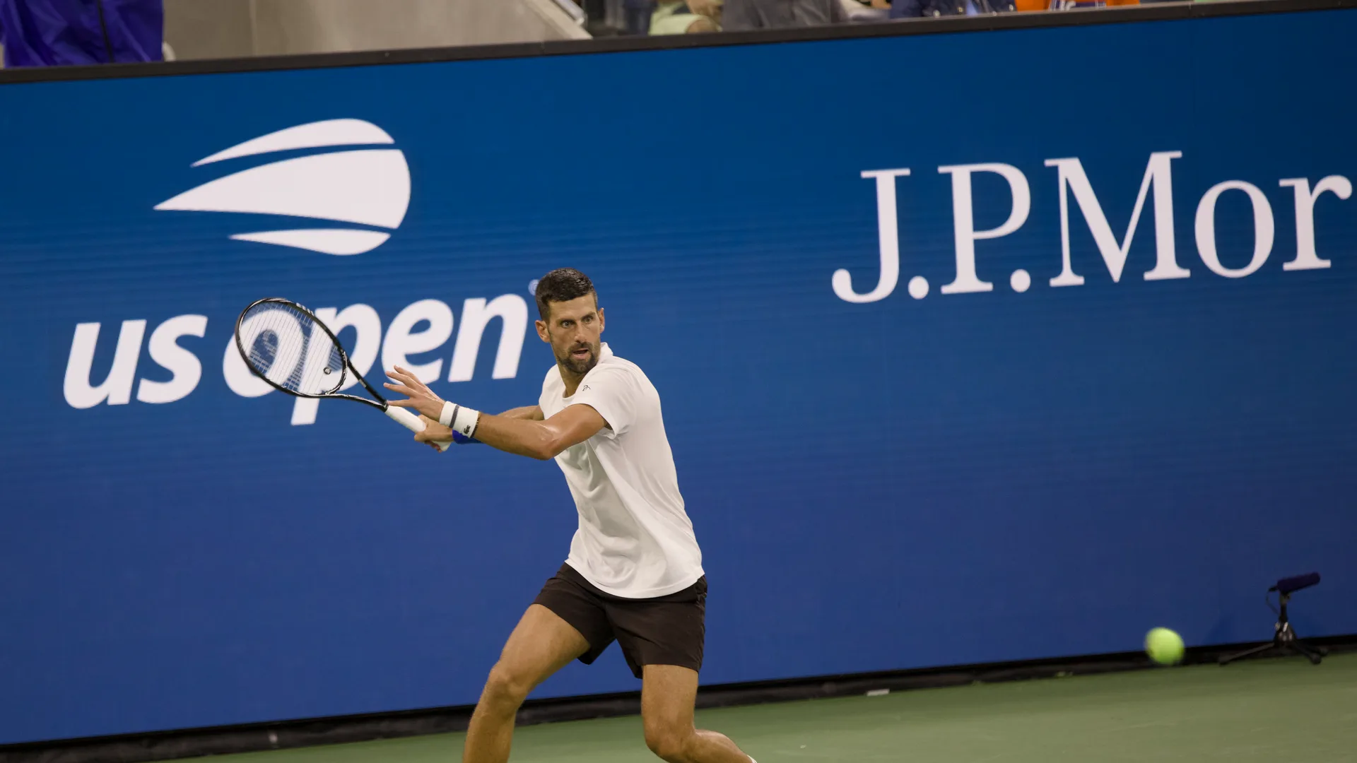 Novak Djokovic in campo all'Arthur Ashe Stadium durante lo US Open 2026