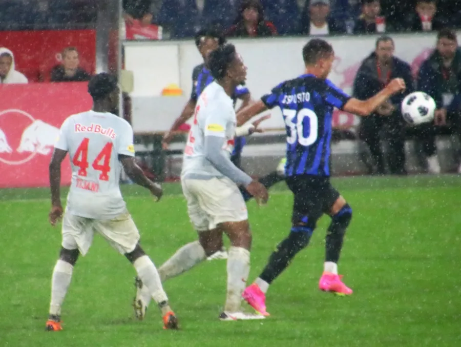 Sebastiano Esposito in azione con l Inter durante un test estivo
