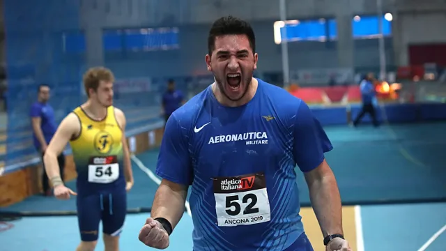 Leonardo Fabbri durante una gara di getto del peso con la maglia azzurra