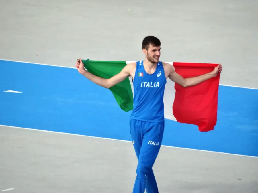 Christian Falocchi con la bandiera italiana in pista