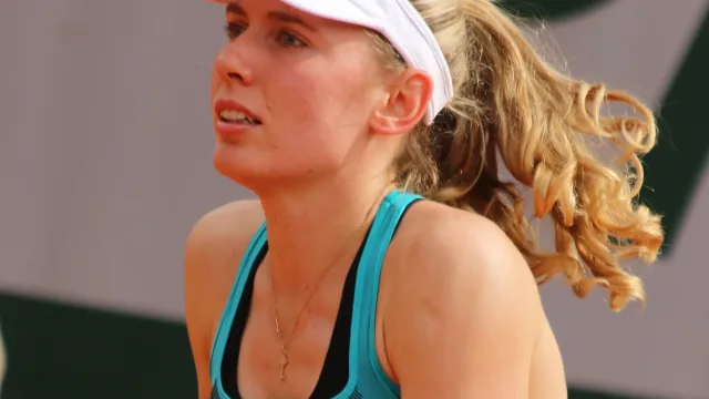 Ekaterina Alexandrova concentrata durante uno scambio in campo