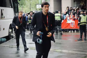 Davide Frattesi arriva allo stadio con la Nazionale italiana